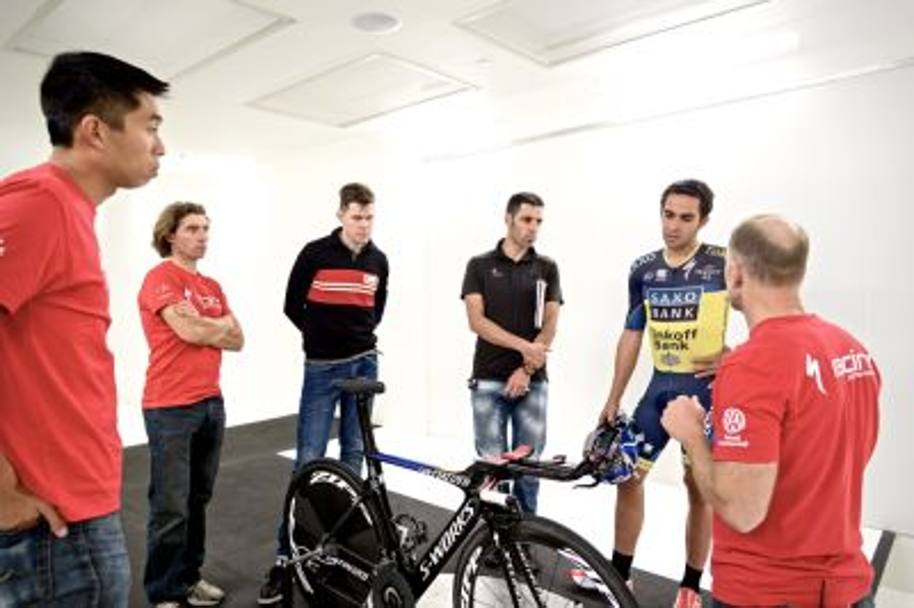 Lo spagnolo Alberto Contador con il suo staff
